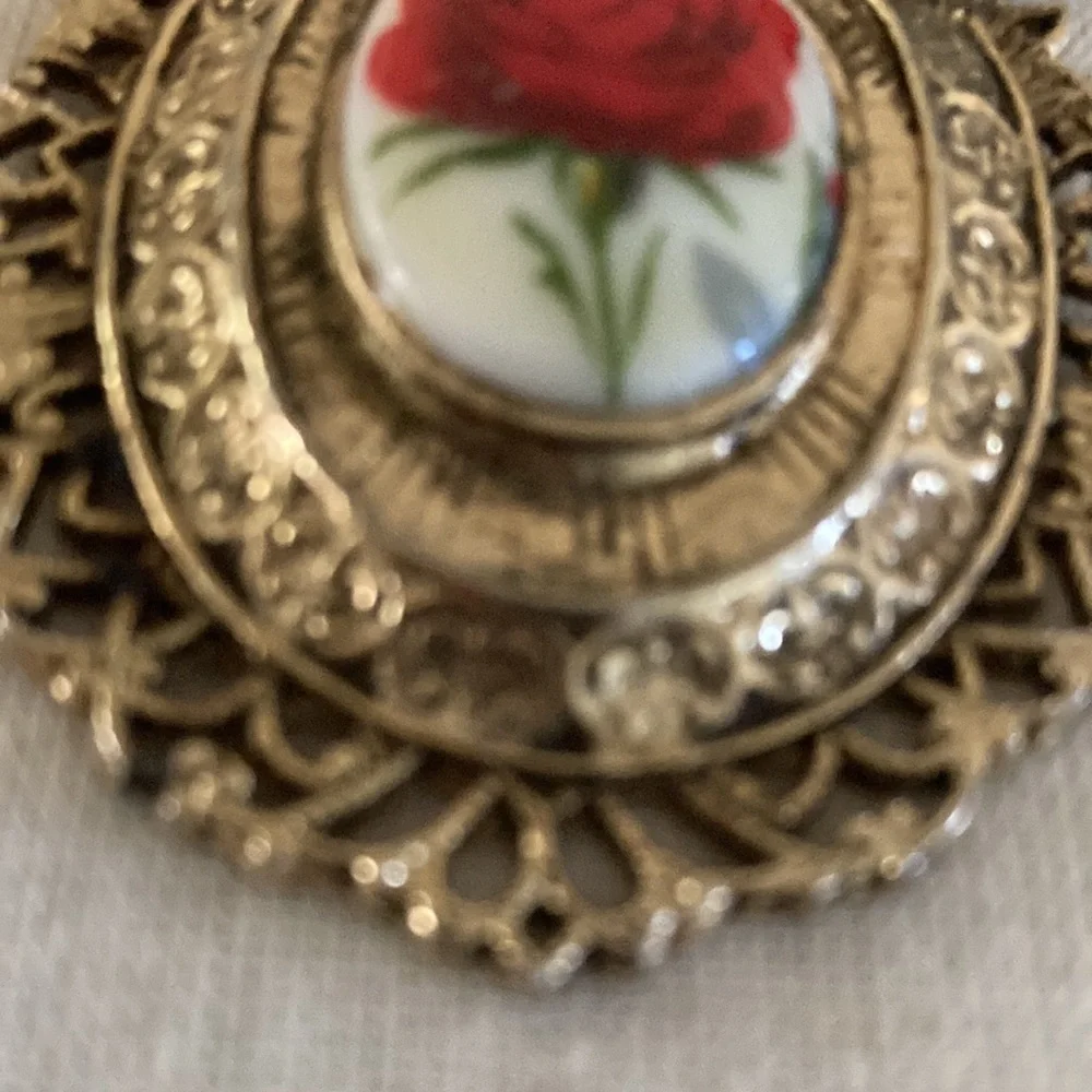 N/A brooch featuring